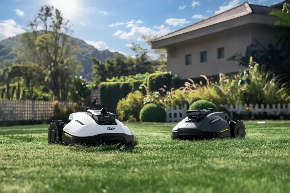 Cichy robot koszący Mammotion Luba Mini 2 800 pracujący w ogrodzie